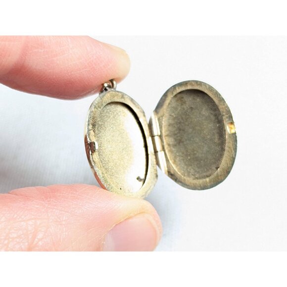 Classic oval gold plated photo locket, Gold Filled oval locket vintage picture - Picture 8 of 10